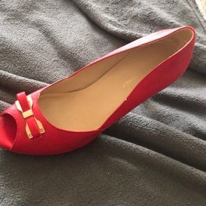 Round open toe, Gold& Red Bow